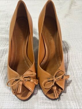 Lauren Ralph Lauren Tan Leather Peep-Toe Pumps with Bow & Tassels. Equestrian